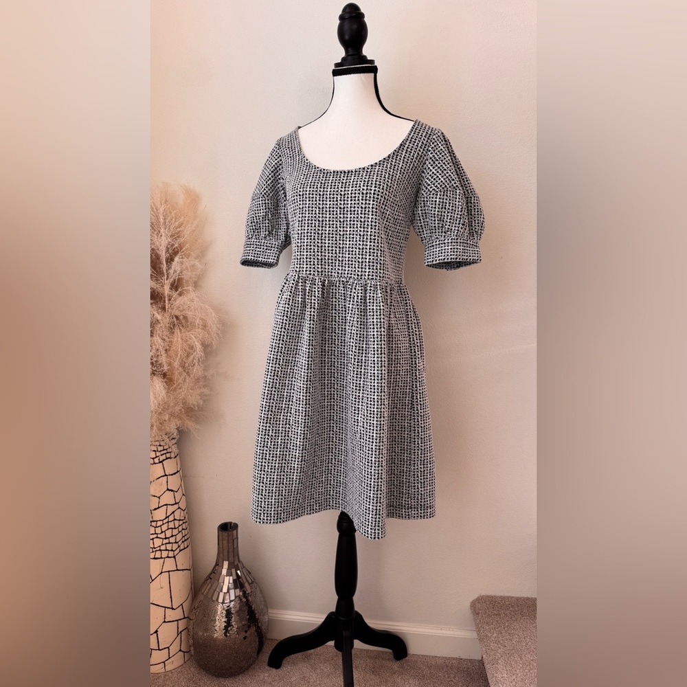 LOFT Black & White Textured Puff-Sleeve Midi Dress - XXS